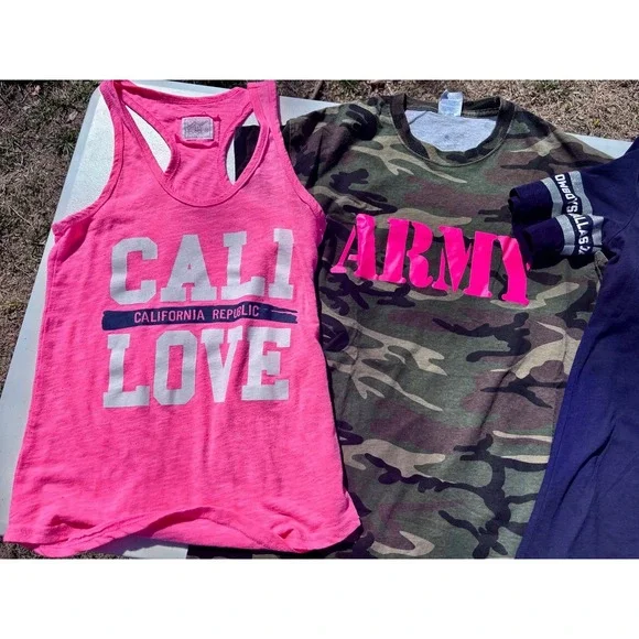 Lot of women's Medium T-shirts, button downs, hoodies, tank top & leggings - Picture 4 of 12